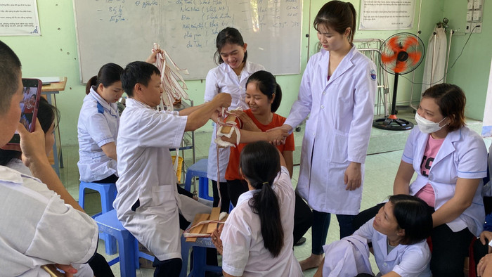 Sinh viên nghề Điều dưỡng, Trường Cao đẳng Phương Đông (Thành phố Đà Nẵng) trong một buổi học thực hành. Ảnh: website nhà trường. truong-cd-phuong-dong.jpg
