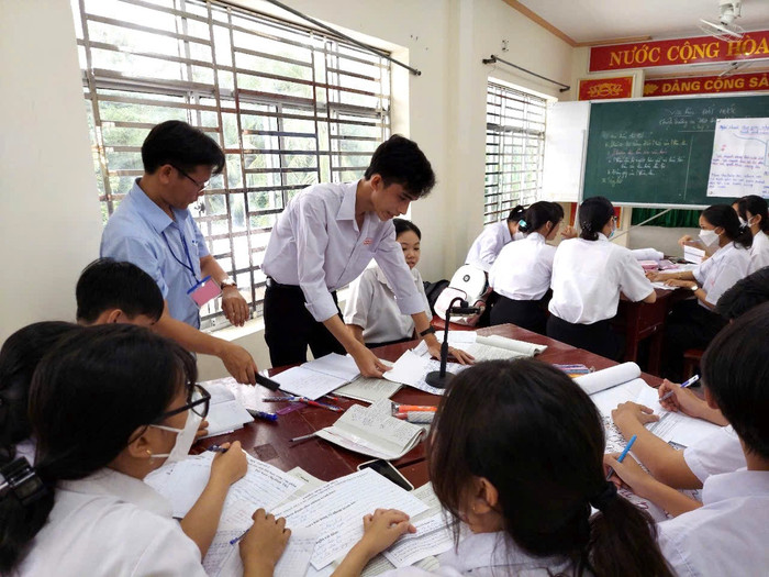 Thầy và trò Trường Trung học phổ thông Cây Dương (tỉnh Hậu Giang) trong một buổi học ôn thi tốt nghiệp trung học phổ thông môn Ngữ văn. Ảnh: NVCC. 96c2b6383c0a8854d11b.jpg