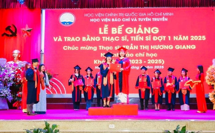 Học viên, nghiên cứu sinh Học viện Báo chí và Tuyên truyền trong một buổi trao bằng thạc sĩ, tiến sĩ. Ảnh: website nhà trường. trao-bang-hoc-vien-bao-chi.jpg