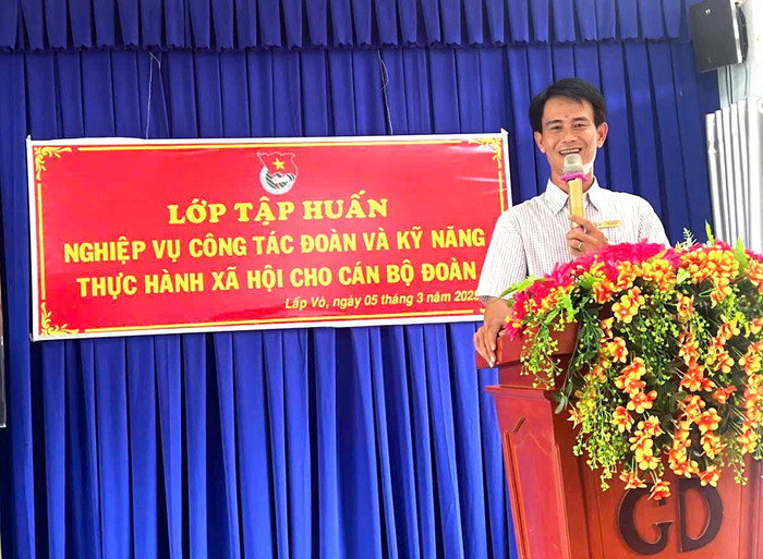 Thầy Huỳnh Văn Mến – Hiệu trưởng Trường Trung học phổ thông Lấp Vò 3 (xã Tân Khánh Trung, tỉnh Đồng Tháp). Ảnh: NVCC. 07fbffa53fa789f9d0b6.jpg