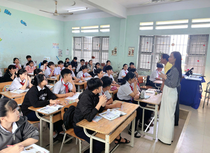 Giáo viên Trường Trung cấp Kinh tế – Kỹ thuật Trần Đại Nghĩa (tỉnh Khánh Hòa) trong một buổi tư vấn nghề nghiệp cho học sinh trung học cơ sở. Ảnh: Website nhà trường. tu-van-tuyen-sinh.jpg