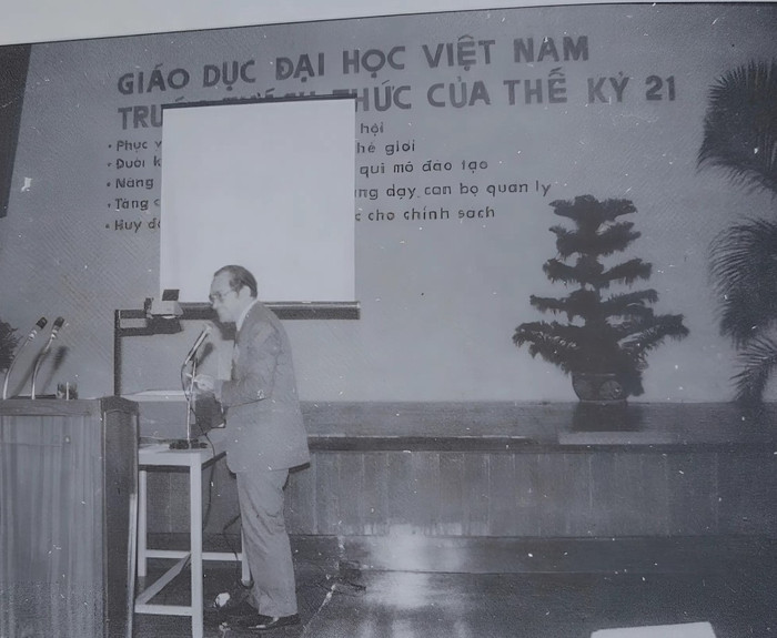 Giáo sư Lâm Quang Thiệp báo cáo tại Hội nghị Chuyên đề Giáo dục đại học Việt Nam năm 1994. Ảnh: tư liệu kỷ yếu Hiệp hội. snapedit-1760447577076.jpg