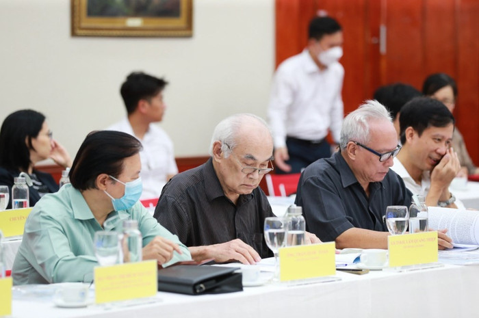 Giáo sư Lâm Quang Thiệp (thứ hai từ trái sang) trong một buổi hội thảo. Ảnh: Đại học Quốc gia Hà Nội. bac-thiep.jpg