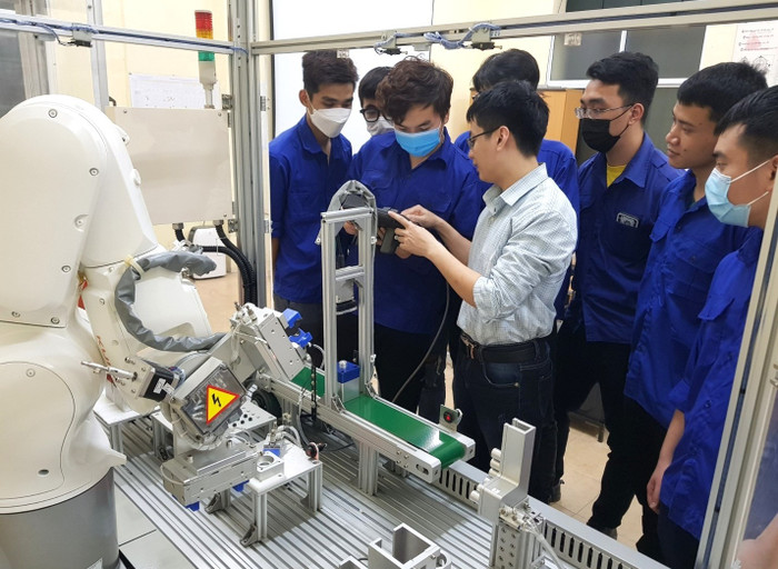 Sinh viên Trường Đại học Thủy lợi trong giờ thực hành điều khiển robot tại phòng thí nghiệm. Ảnh: website nhà trường. sinh-vien-dh-thuy-loi.jpg