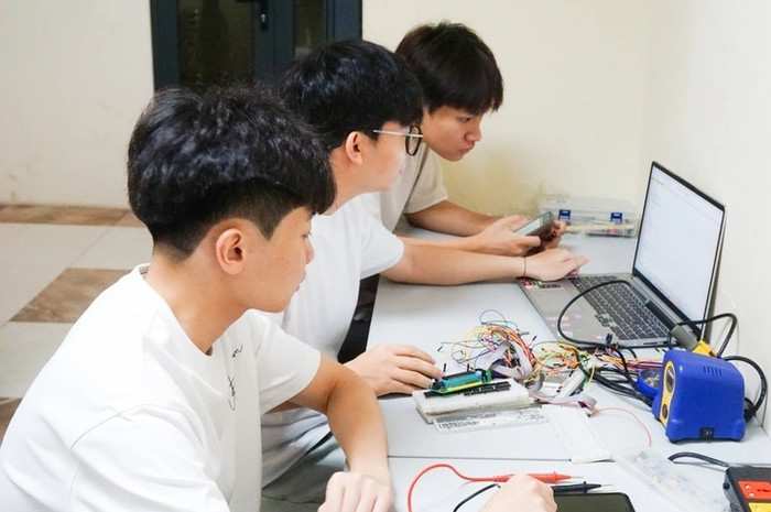 Sinh viên Khoa Điều khiển và Tự động hoá, Trường Đại học Điện lực trong một tiết học thực hành. Ảnh: website nhà trường. sinh-vien-truong-dai-hoc-dien-luc.jpg