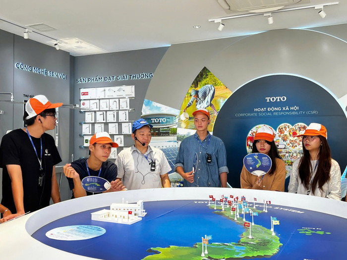 Sinh viên Trường Đại học Công nghệ, Đại học Quốc gia Hà Nội trong chuyến tham quan, trải nghiệm thực tế tại Công ty TOTO Việt Nam. Ảnh: website nhà trường. sinh-vien-cong-nghe-2.jpg