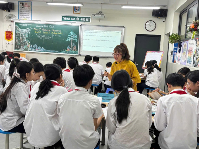 Học sinh Trường Trung học cơ sở Yên Hòa (phường Yên Hòa, Hà Nội) trong một tiết học tiếng Anh. Ảnh: NTCC. 0d1196510b2b8375da3a.jpg