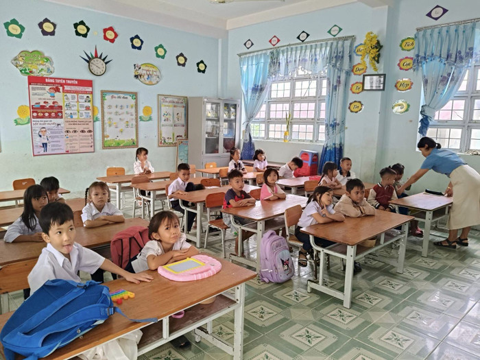 Học sinh Trường Tiểu học – Trung học cơ sở Đắk Xú (huyện Ngọc Hồi, Kon Tum) trong một buổi học. Ảnh: website nhà trường. truong-dak-xu-1.jpg