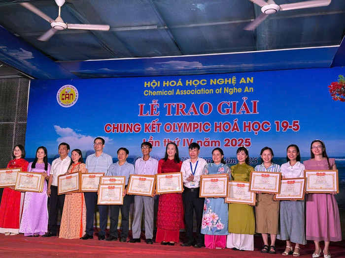 Chủ tịch Hội Hoá học Nghệ An và Nhà giáo ưu tú Võ Văn Mai, Phó Giám đốc Sở Giáo dục và Đào tạo tỉnh Nghệ An trao giấy khen cho các hội viên có thành tích xuất sắc trong bồi dưỡng học sinh giỏi Olympic Hoá học quốc tế, quốc gia và học sinh giỏi tỉnh năm 2025. trao-giai.jpg