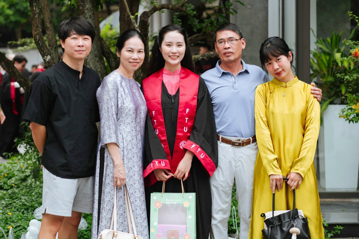 Khánh Linh và gia đình trong buổi lễ tốt nghiệp của Trường Đại học Ngoại thương. Ảnh: NVCC. em-linh-1.jpg