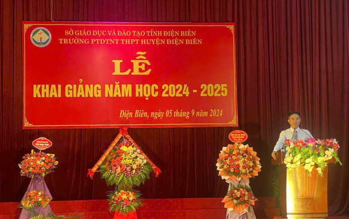 Thầy Lương Đình Tuấn – Hiệu trưởng Trường Phổ thông dân tộc nội trú - Trung học phổ thông Huyện Điện Biên (tỉnh Điện Biên). Ảnh: NVCC. thay-tuan.jpg