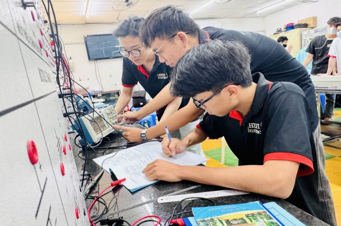 Sinh viên ngành Kỹ thuật Điện - Điện tử, Trường Đại học Công thương Thành phố Hồ Chí Minh trong một buổi học thực hành. Ảnh: website nhà trường. sv-dh-cong-thuong-1.jpg