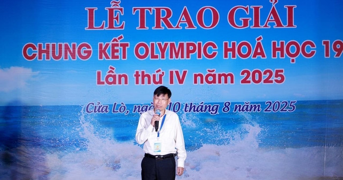 Phó giáo sư, Tiến sĩ, Nhà giáo ưu tú Cao Cự Giác, Chủ tịch Hội Hoá học Nghệ An phát biểu tại lễ trao giải. snapedit-1754870011887.jpg
