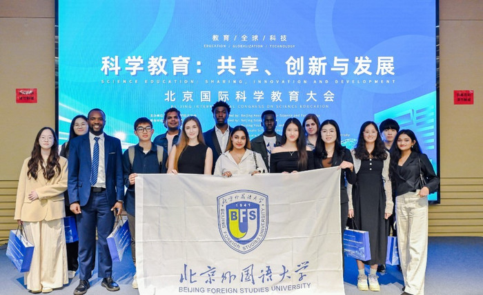 Vũ Thị Sen - đại diện sinh viên Đại học Ngoại ngữ Bắc Kinh tham gia Hội nghị Giáo dục - Khoa học Quốc tế tại Bắc Kinh. Ảnh: NVCC. em-vu-thi-sen-5.jpg