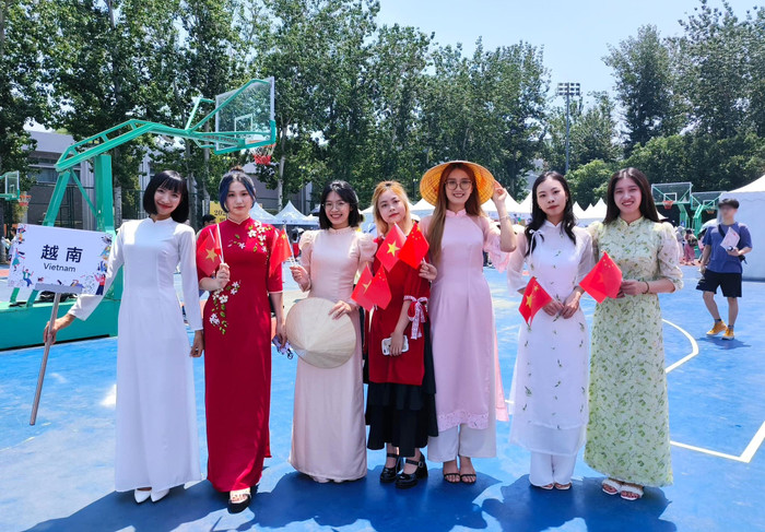 Vũ Thị Sen (áo dài xanh) trong Lễ hội Văn hóa Toàn cầu tại Bắc Kinh năm 2023. Ảnh: NVCC em-vu-thi-sen-3.jpg