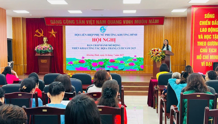 Bà Hoàng Thị Dung (đang phát biểu) - Phó Chủ tịch Mặt trận Tổ quốc, Chủ tịch Hội Liên hiệp phụ nữ phường Khương Đình. Ảnh: Ủy ban nhân dân phường Khương Đình. ba-dung.jpg