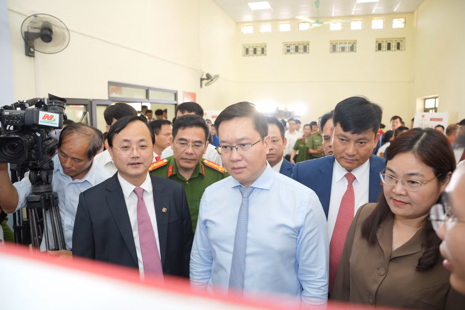 Đồng chí Tô Huy Vũ - Bí thư Đảng ủy, Chủ tịch Hội đồng thành viên Agribank và đồng chí Trần Đăng Quỳnh - Phó Bí thư Thường trực Tỉnh ủy cùng các đại biểu tham gia trải nghiệm Trạm dịch vụ công số.
