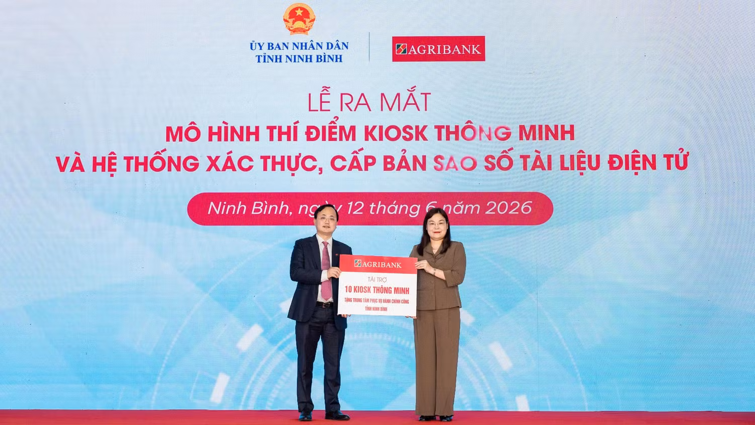 Đồng chí Tô Huy Vũ - Bí thư Đảng ủy, Chủ tịch Hội đồng thành viên Agribank trao tặng tài trợ Kiosk thông minh cho tỉnh Ninh Bình.