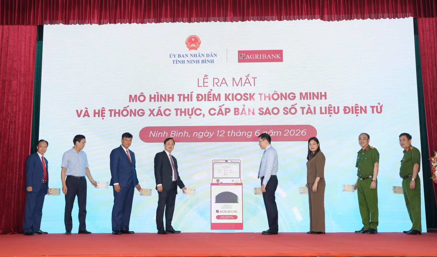 Các đại biểu thực hiện nghi thức ra mắt Trạm dịch vụ công số trên địa bàn tỉnh Ninh Bình