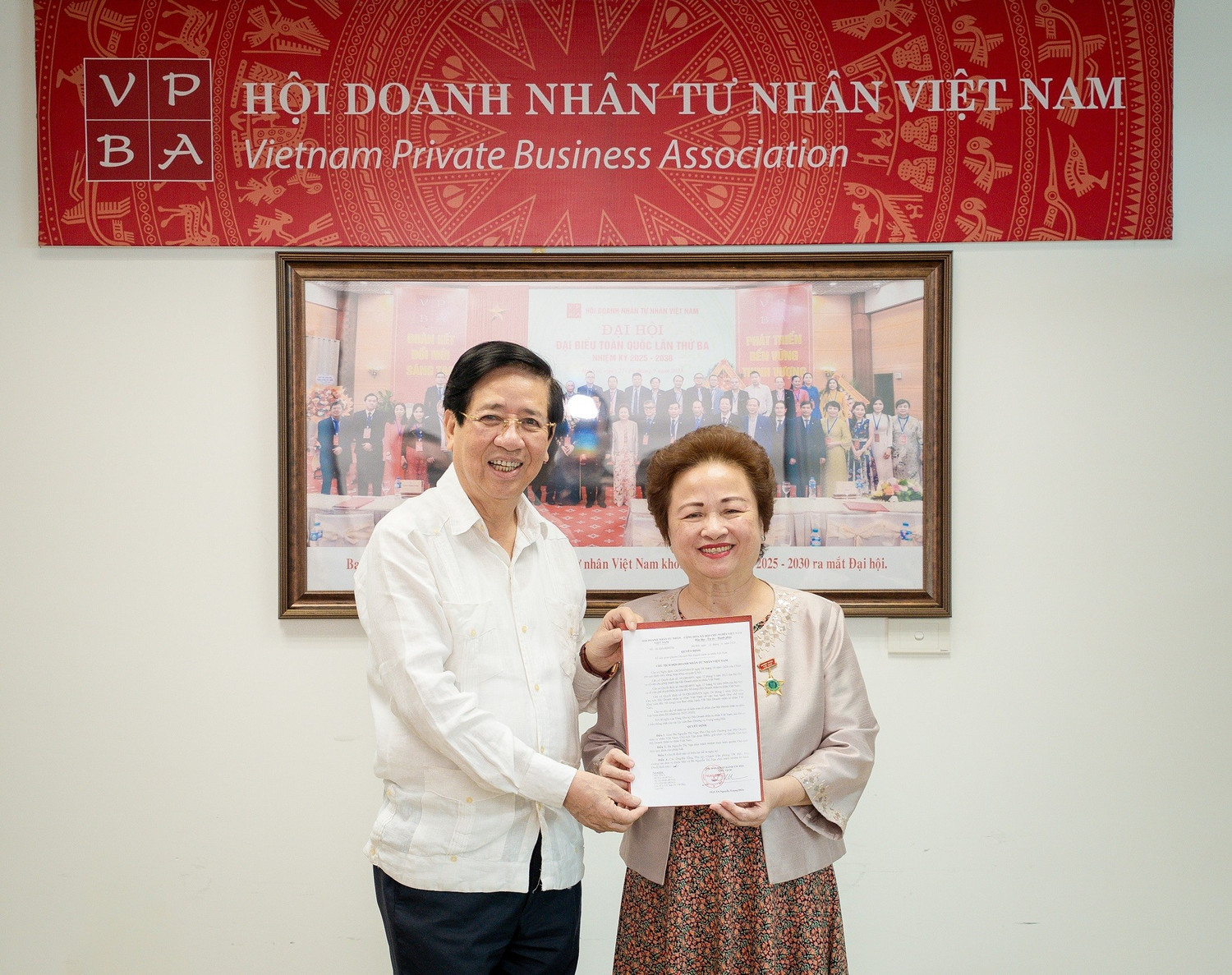 01-ba-nguyen-thi-nga-nhan-quyet-dinh-dam-nhiem-cuong-vi-quyen-chu-tich-hoi-doanh-nhan-tu-nhan-viet-nam.jpg