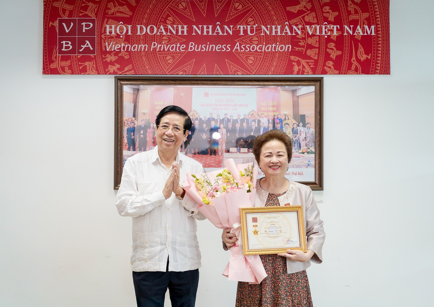 02-pgsts-nguyen-trong-dieu-chu-tich-hoi-doanh-nhan-tu-nhan-viet-nam-trao-ky-niem-chuong-cho-ba-nguyen-thi-nga.jpg