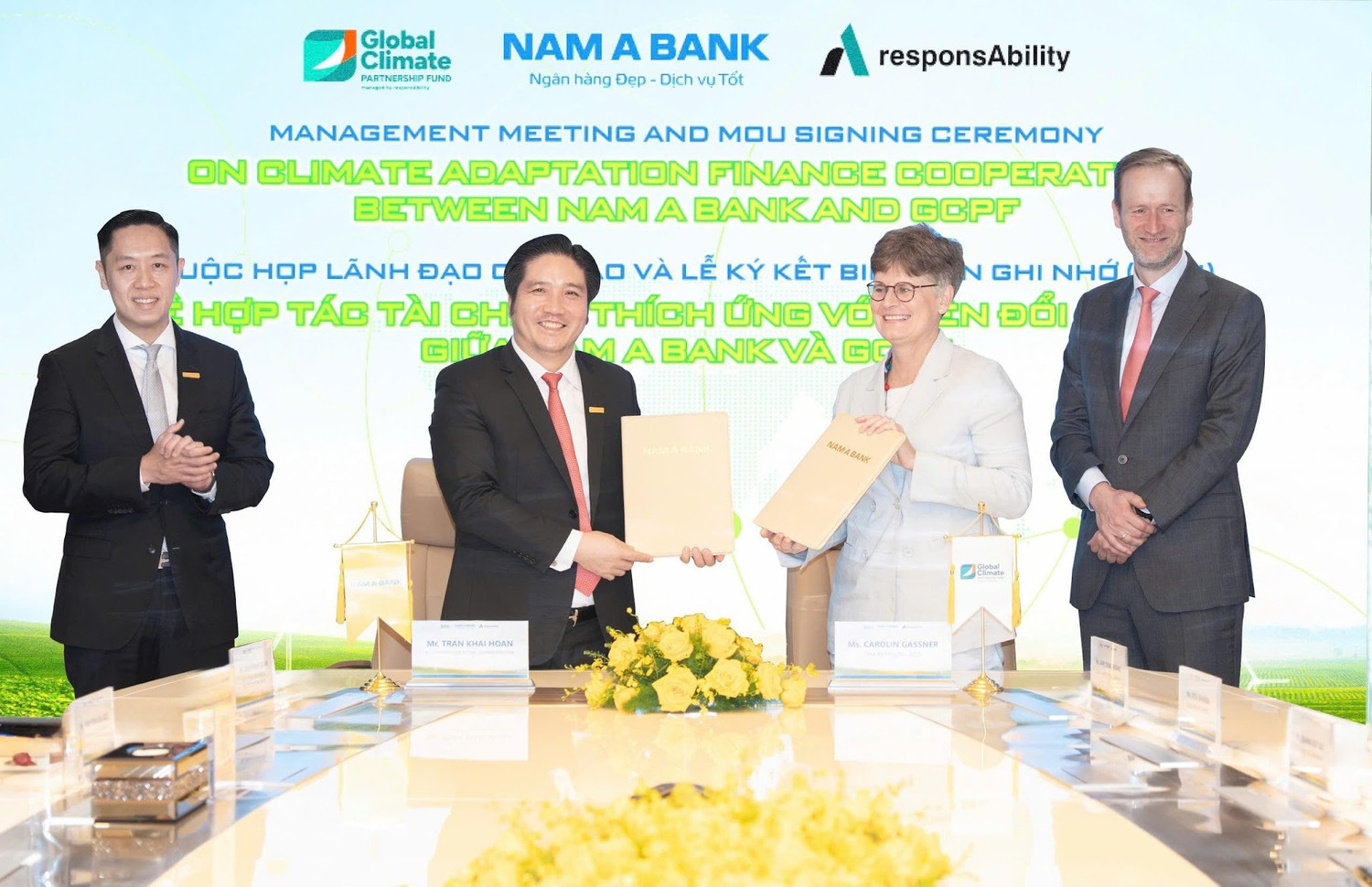 Ông Trần Khải Hoàn – Thành viên HĐQT kiêm Quyền Tổng giám đốc Nam A Bank và Bà Carolin Gassner – Chủ tịch HĐQT GCPF ký kết Biên bản ghi nhớ hợp tác.