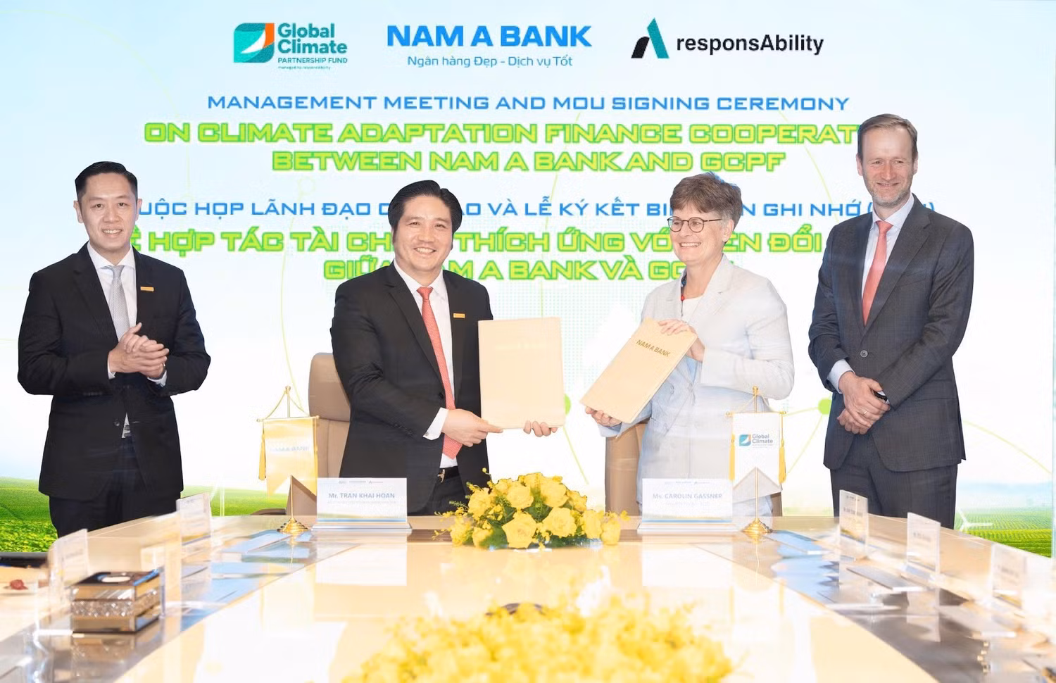 Ông Trần Khải Hoàn – Thành viên HĐQT kiêm Quyền Tổng giám đốc Nam A Bank và Bà Carolin Gassner – Chủ tịch HĐQT GCPF ký kết Biên bản ghi nhớ hợp tác.
