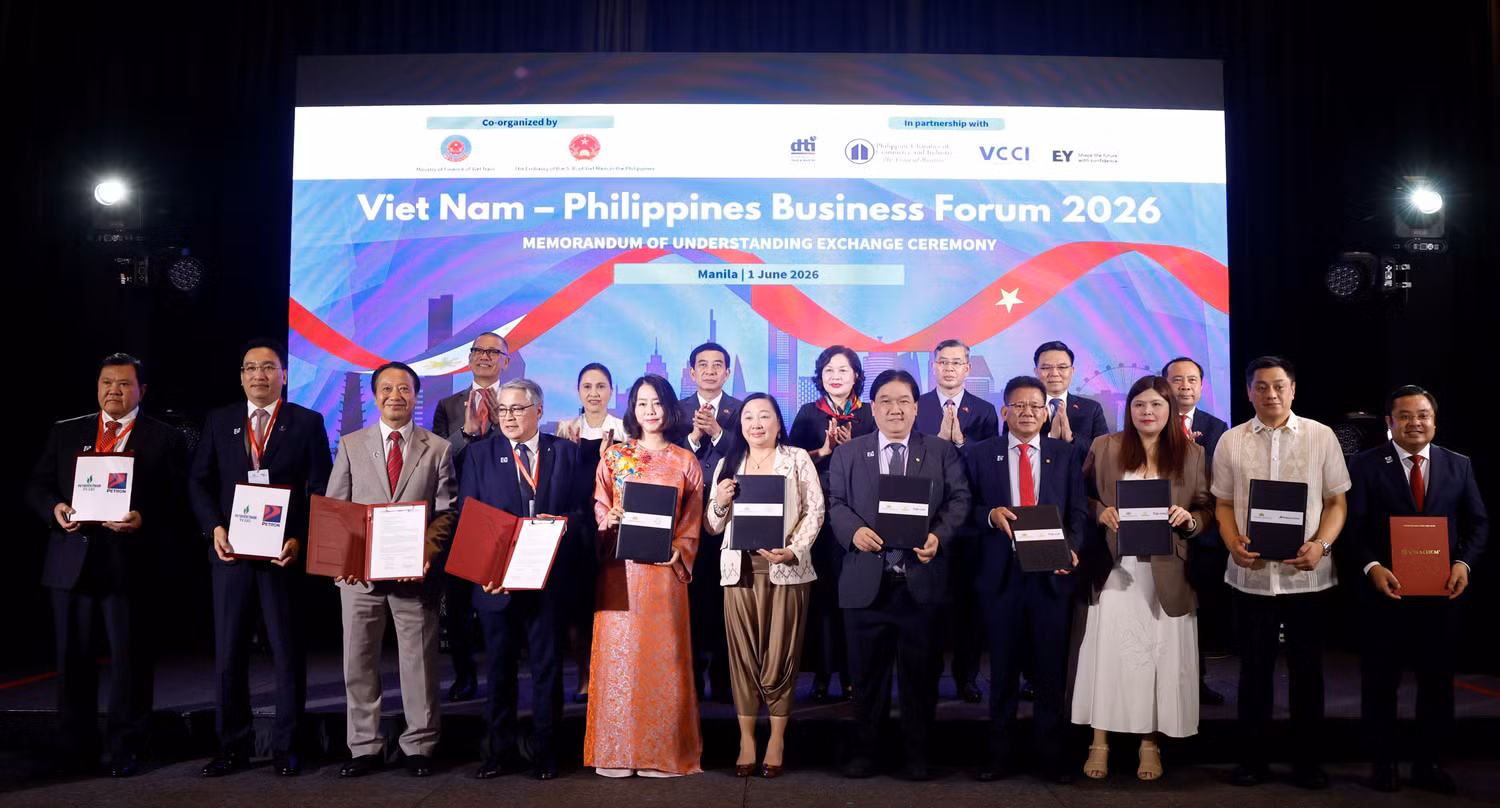 Vietnam Airlines trao đổi biên bản ghi nhớ hợp tác với các đối tác hàng không, du lịch và thương mại Philippines dưới sự chứng kiến của Đại tướng Phan Văn Giang, Phó thủ tướng Chính phủ, Bộ trưởng Bộ Quốc phòng.