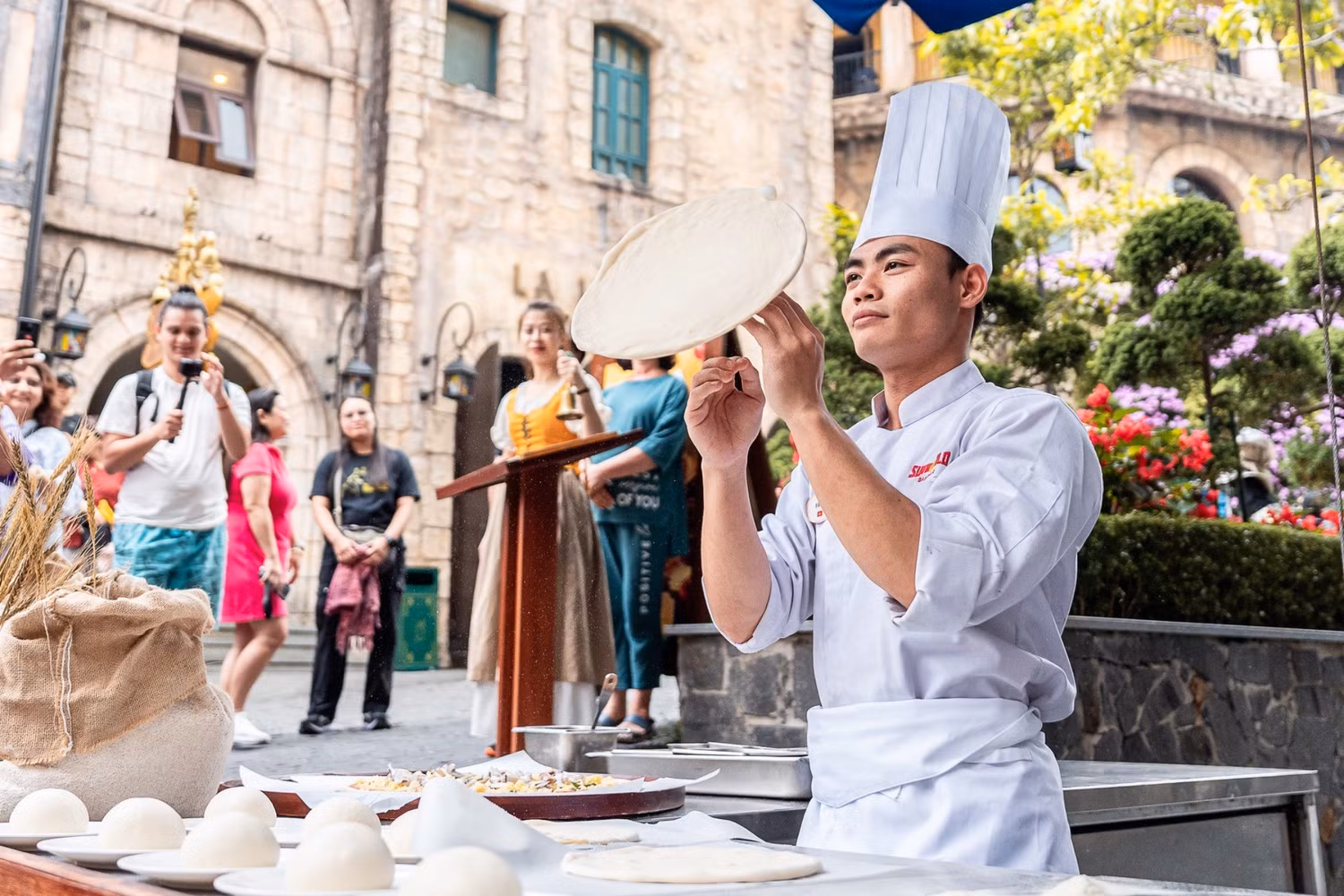 Đầu bếp trình diễn màn tung bánh điêu luyện.