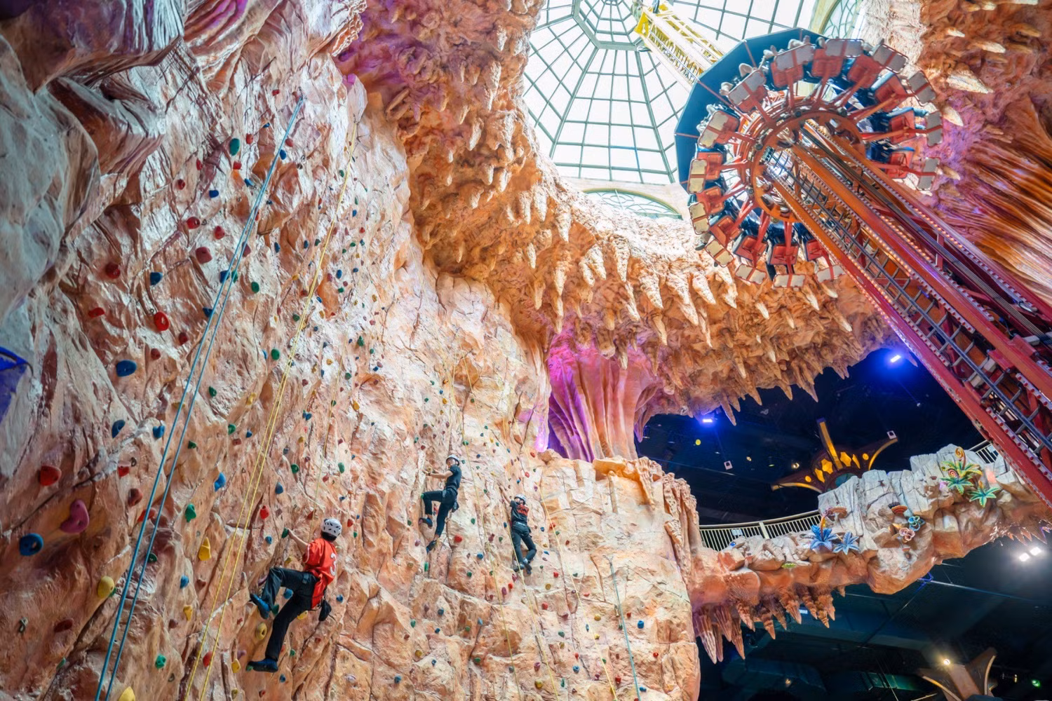 Thử thách leo núi tại Fantasy Park – công viên giải trí trong nhà lớn nhất Việt Nam.