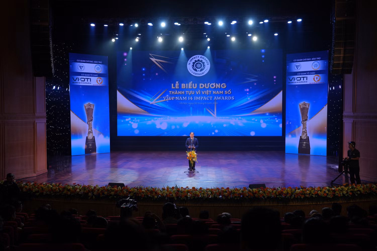 anh-1-le-bieu-duong-thanh-tuu-tac-dong-vi-viet-nam-so-vietnam-i4-impact-awards-2026-la-su-kien-do-lien-hiep-cac-hoi-khoa-hoc-va-ky-thuat-viet-nam-chu-tri-phoi-hop-voi-cuc-chuyen-doi-so-quoc-gia-bo-khoa-hoc-va.jpg