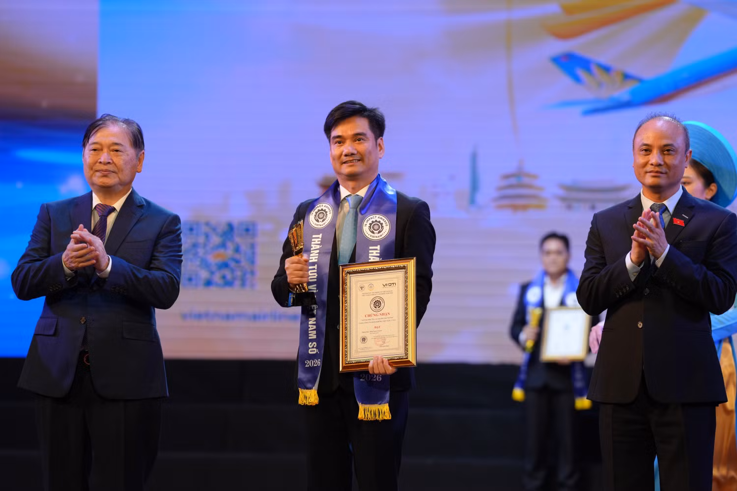 anh-2-chuoi-hoat-dong-bay-cao-cung-khat-vong-viet-nam-cua-vietnam-airlines-dat-giai-hang-muc-suc-manh-mem-soft-power-tai-vietnam-i4-impact-awards-2026.jpg