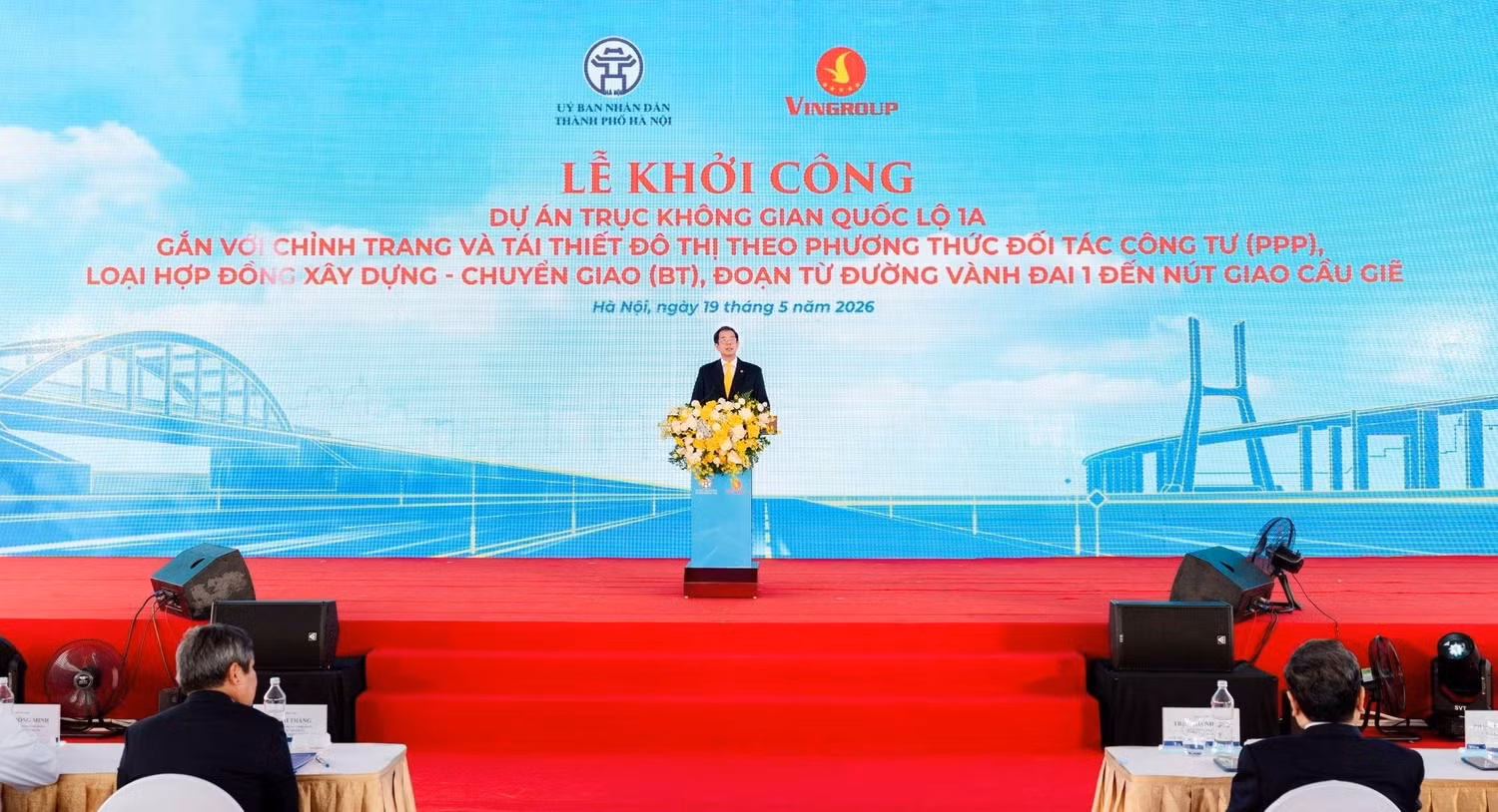 Ông Nguyễn Việt Quang – Phó Chủ tịch Hội đồng Quản trị kiêm Tổng giám đốc Tập đoàn Vingroup phát biểu báo cáo về dự án.