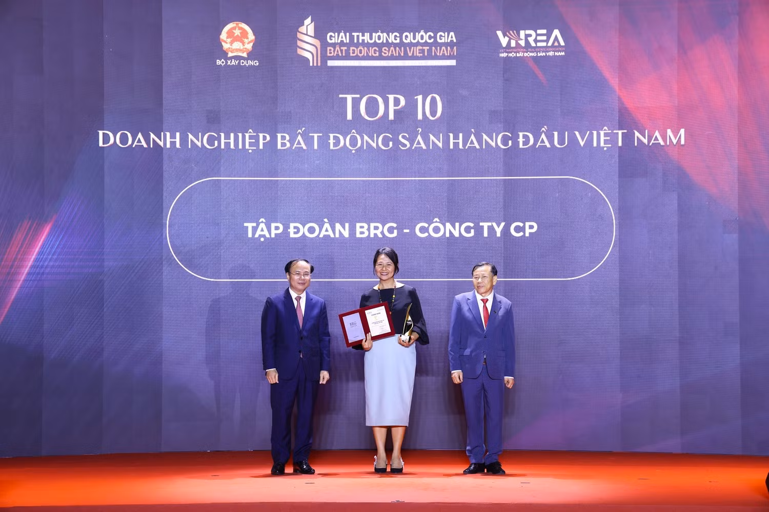 01-ba-tran-tuyet-nhung-pho-tong-giam-doc-tap-doan-brg-nhan-danh-hieu-giai-thuong-top-10-doanh-nghiep-bat-dong-san-hang-dau-viet-nam.jpg