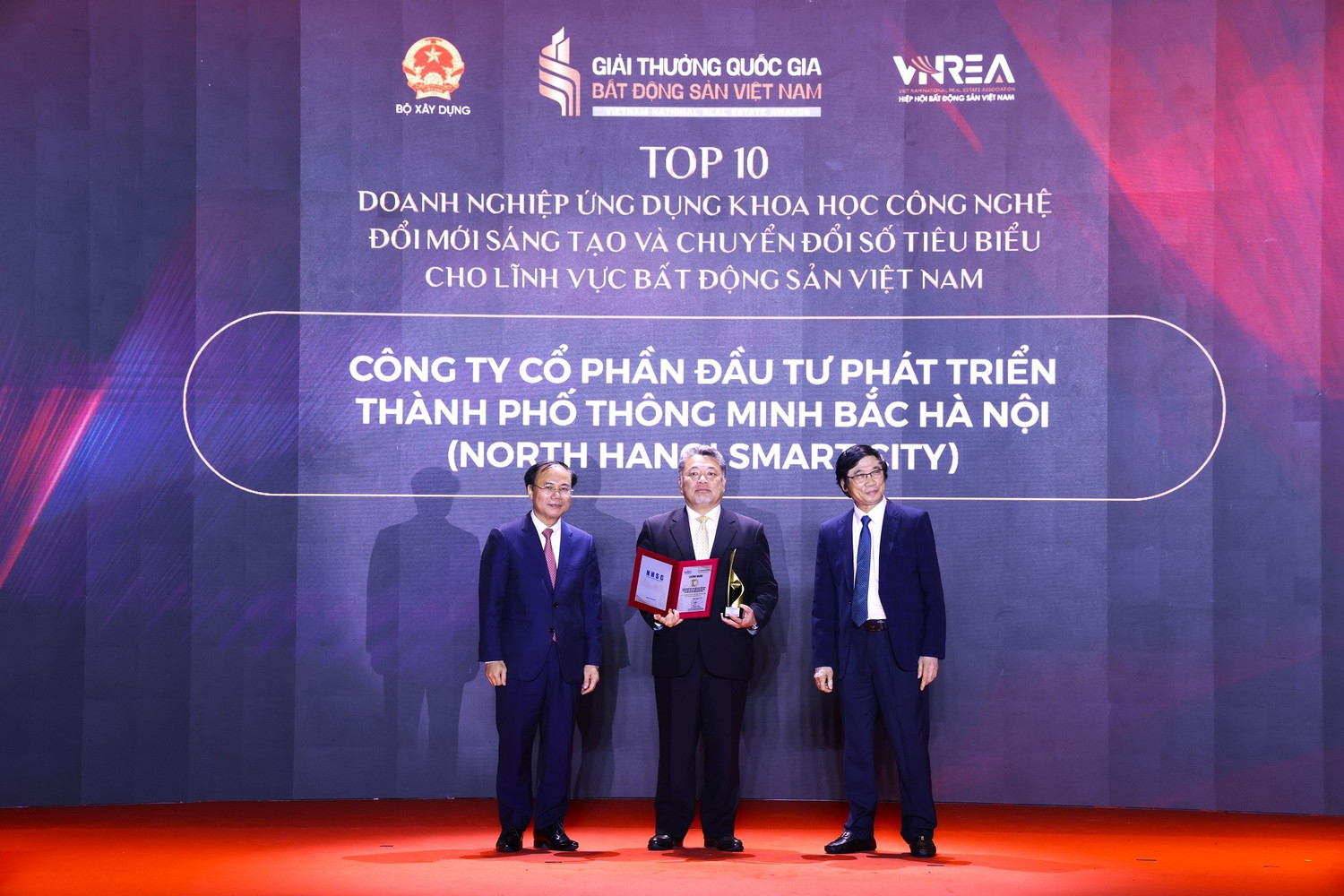 02-ong-eisuke-nakanishi-chu-tich-hdqt-cong-ty-cp-dau-tu-phat-trien-thanh-pho-thong-minh-bac-ha-noi-north-hanoi-smart-city-nhan-danh-hieu.jpg