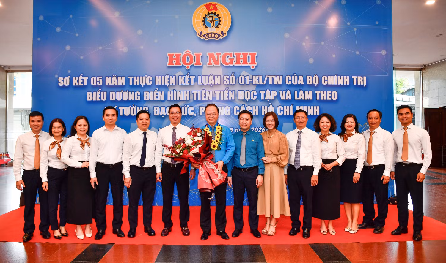 20260519-ndt-ceo-vcb-nhan-bang-khen-cua-tldldvn-3.jpg