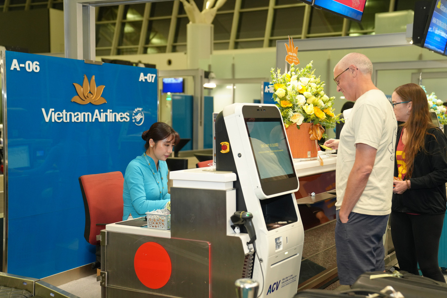 3-hanh-khach-checkin-chuyen-bay-han-ams.jpg