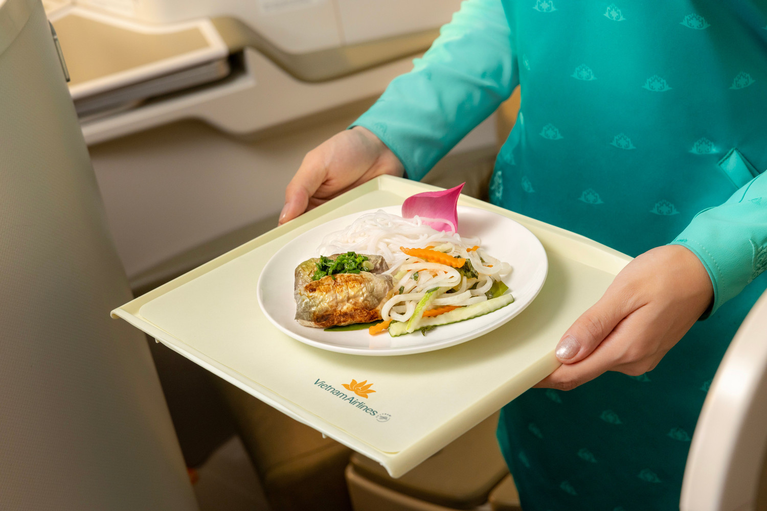 1-vietnam-airlines-phuc-vu-thuc-don-dac-biet-lay-cam-hung-tu-hoa-sen-tren-chuyen-bay.jpg