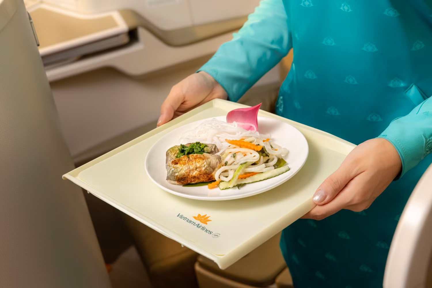 1-vietnam-airlines-phuc-vu-thuc-don-dac-biet-lay-cam-hung-tu-hoa-sen-tren-chuyen-bay.jpg