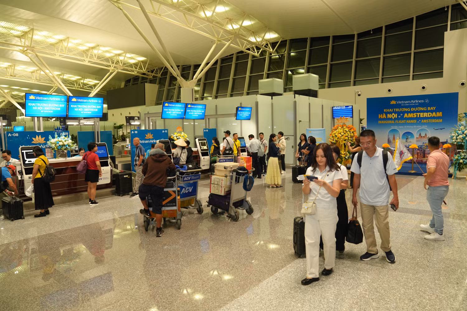 4-hanh-khach-checkin-chuyen-bay-han-ams-2.jpg