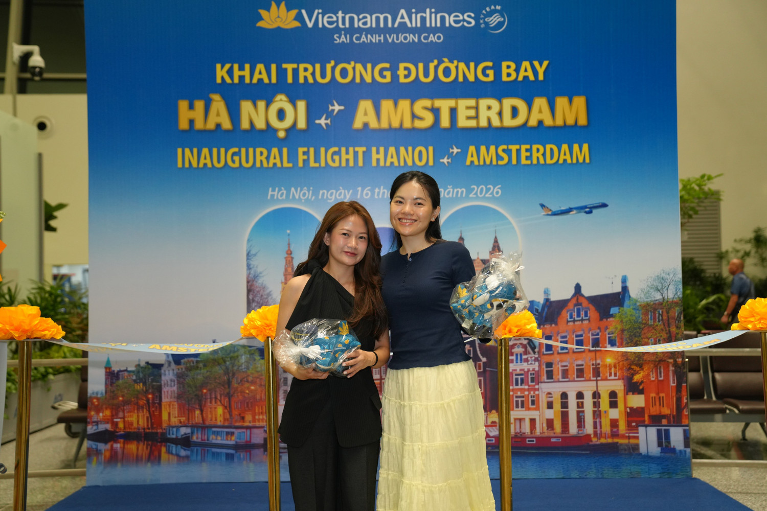 6-hanh-khach-chuyen-bay-han-ams-nhan-qua-luu-niem-2.jpg