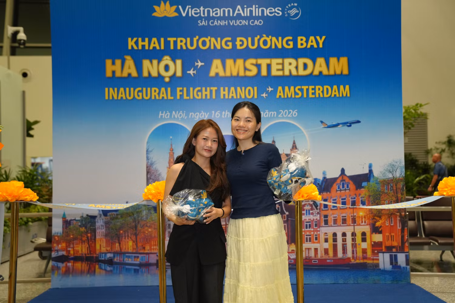 6-hanh-khach-chuyen-bay-han-ams-nhan-qua-luu-niem-2.jpg