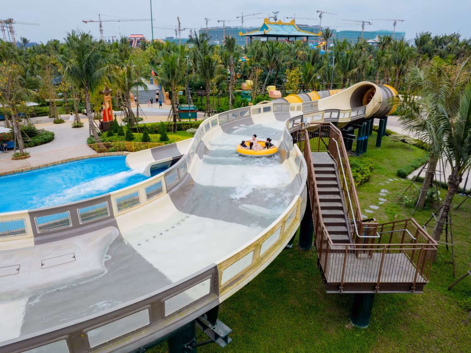 Thả mình vào những đường trượt nước hiện đại, tận hưởng cảm giác “giải nhiệt cực đã” giữa mùa hè tại Sun World Ha Nam.