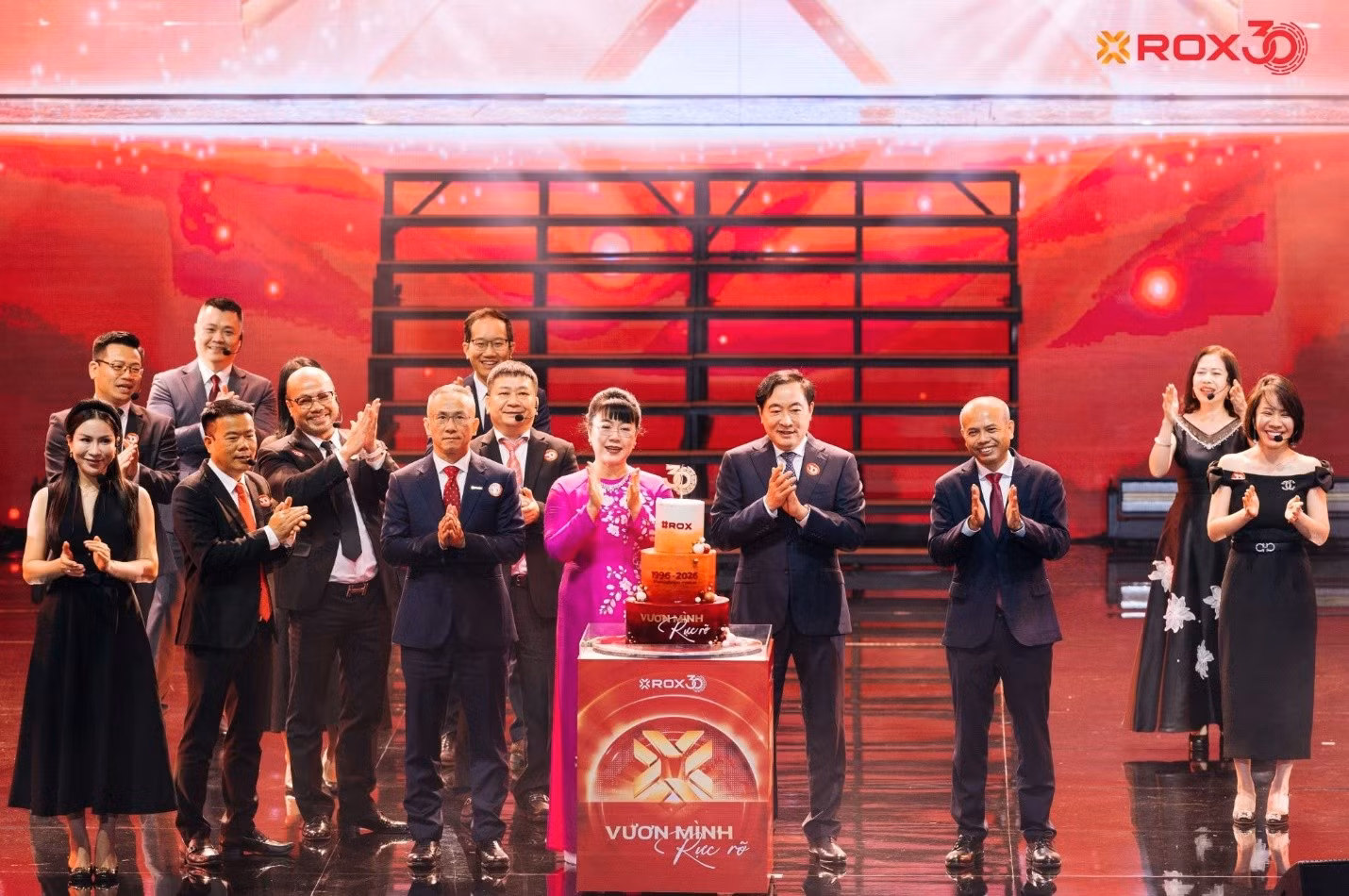 Ban lãnh đạo cùng các cán bộ nhân viên của ROX Group trên sân khấu chúc mừng Tập đoàn tròn 30 tuổi.