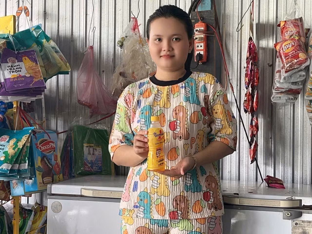 Chị Lê Thị Ngọc Trang bên quán nhỏ tại An Giang — nơi câu chuyện trúng 50 triệu đồng từ một lần xé nhãn chai Number 1 bắt đầu lan khắp xóm (Ảnh NVCC).