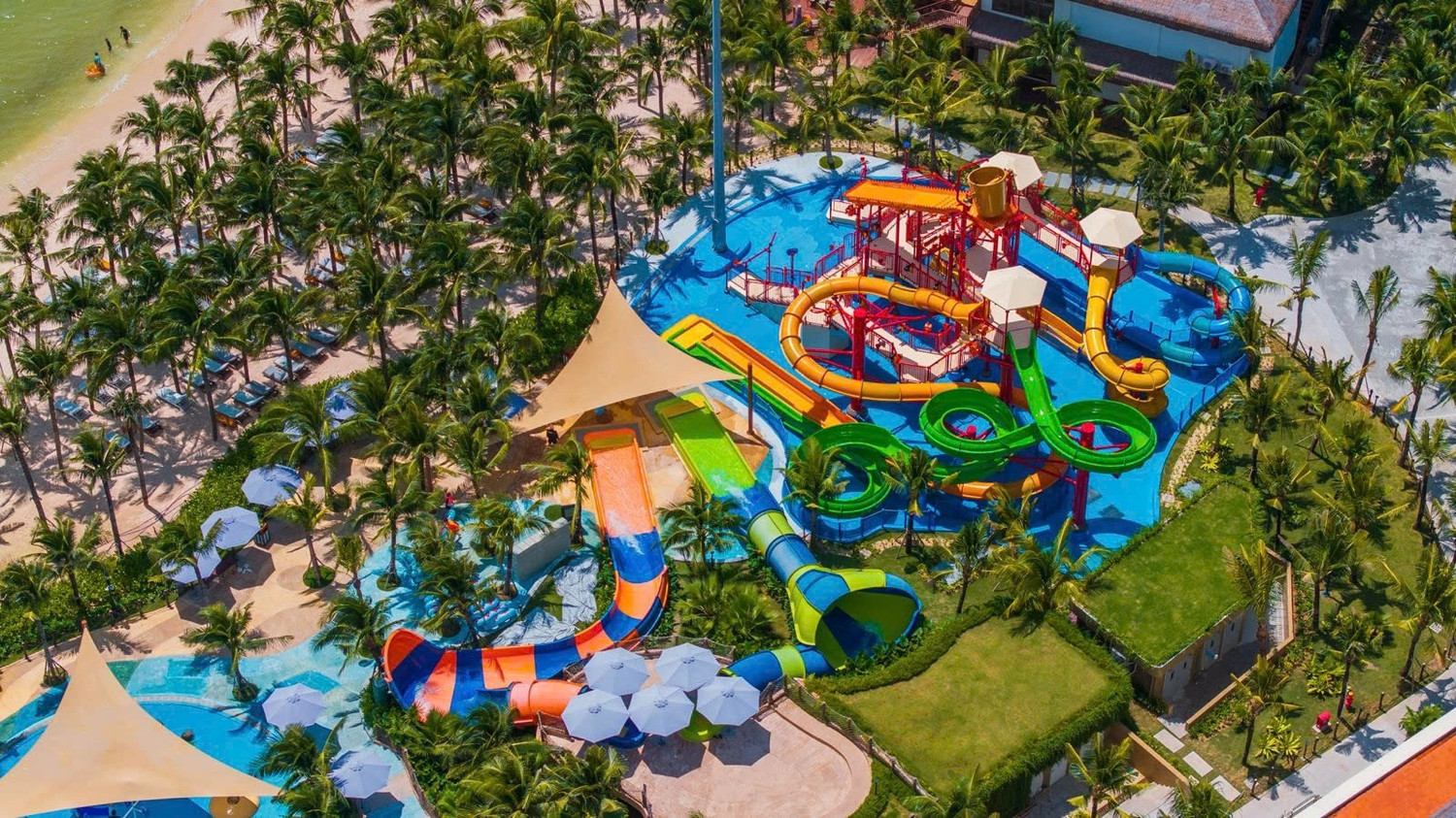 New World Phu Quoc Resort sở hữu bể bơi khổng lồ bên biển và công viên nước quy mô lớn.