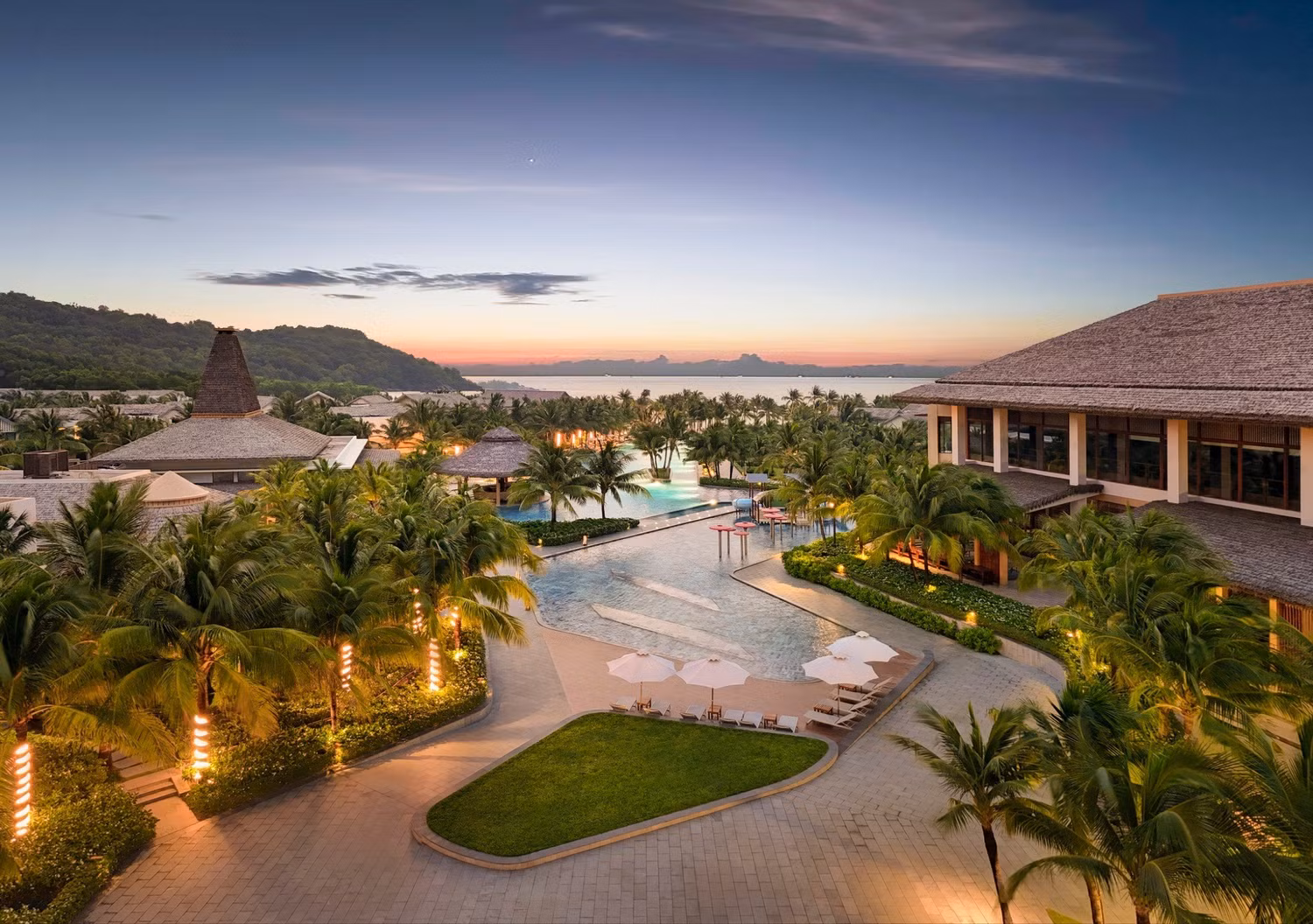 Ngoài hồ bơi ngoài trời dài 120 mét, New World Phu Quoc Resort còn có bể bơi riêng ở mỗi villa giúp phụ huynh có thể yên tâm theo dõi con trẻ.