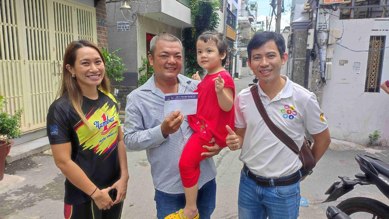 Tân Hiệp Phát đến thăm hỏi và trao quà cho các bé chương trình “Cùng con đi tiếp cuộc đời”.