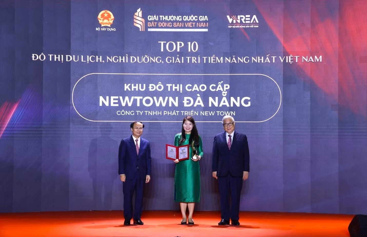 Bà Hoàng Quỳnh Phương - Đại diện Công ty TNHH Phát triển New Town - chủ đầu tư Khu đô thị cao cấp Newtown Đà Nẵng nhận Danh hiệu.
