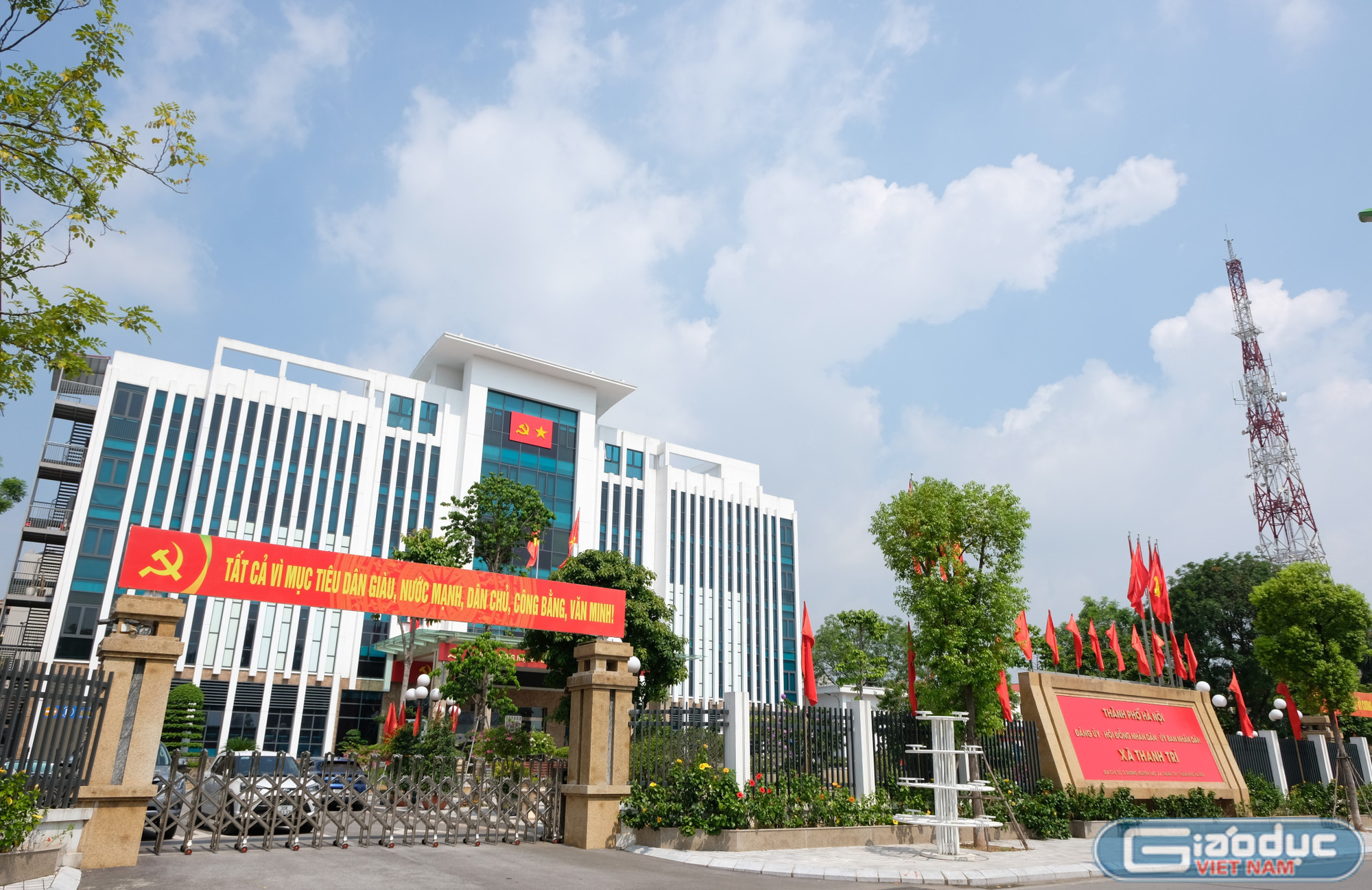 Trụ sở Đảng ủy - Hội đồng nhân dân - Uỷ ban nhân xã Thanh Trì mới là trụ sở Huyện ủy, Hội đồng nhân dân - Uỷ ban nhân dân huyện Thanh Trì cũ. gdvn-ubnd-thanh-tri.jpg